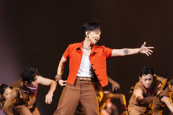 Hoàng Dũng thể hiện vũ đạo trong concert &quot;Xoay tròn&quot;