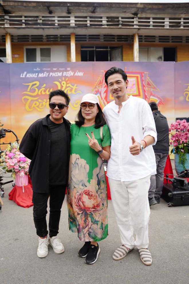 Đạo diễn Lê Thanh Sơn cùng NSND Kim Xuân và Quách Ngọc Ngoan trong ngày khai máy