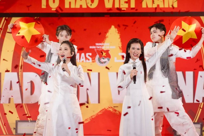 NSND Thanh Thuý cùng ca sĩ Võ Hạ Trâm trình diễn ca khúc &quot;Máu đỏ da vàng&quot; tại sự kiện