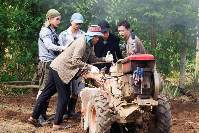 Các thành viên của &quot;Gia đình Haha&quot; cùng xới đất trồng bắp