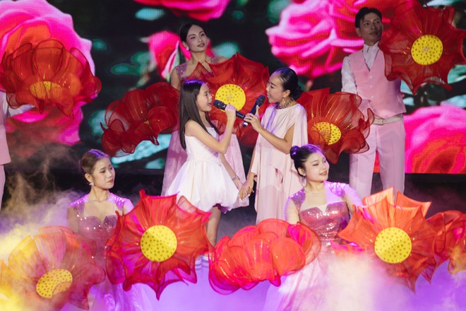 Ca sĩ Đoan Trang và con gái cùng song ca &quot;Em là bông hồng nhỏ&quot;