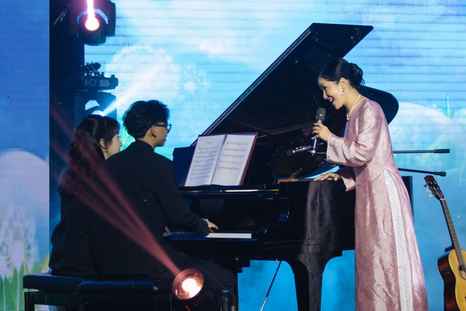 Diva Hồng Nhung trình bày ca khúc &quot;Cho con&quot; với phần đệm đàn của cậu bé Kamen