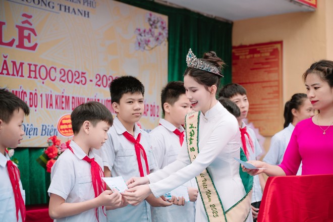 Cô cũng dành những phần quà thiết thực cho các em học sinh có hoàn cảnh khó khăn