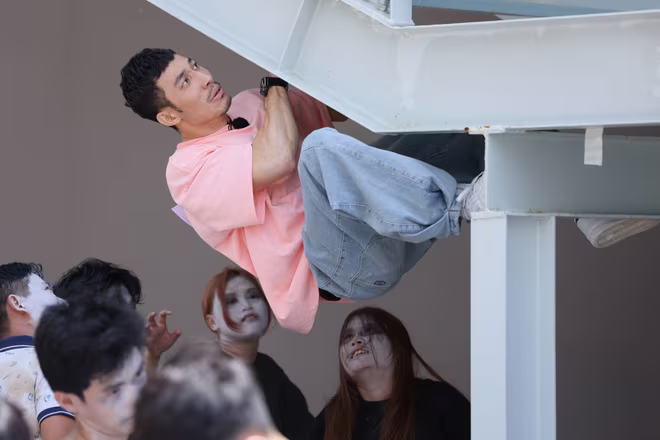 Liên Bỉnh Phát đu cầu thang thoát hiểm trong gang tấc