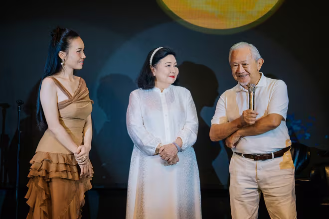 Giáo sư Phan Văn Trường chia sẻ tại đêm nhạc