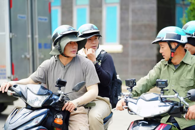 Các chiến sĩ nhập vai thâm nhập vào làng địa phương trong trang phục mộc mạc, đơn sơ của những người dân thường lao động Các chiến sĩ nhập vai thâm nhập vào làng địa phương trong trang phục mộc mạc, đơn sơ của những người dân thường lao động