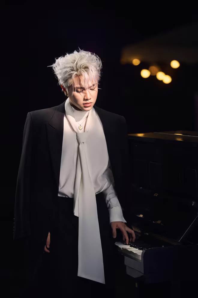 Giọng ca "Ai lớn cũng phải" trở lại với tóc bạch kim quen thuộc trong MV mới Giọng ca "Ai lớn cũng phải" trở lại với tóc bạch kim quen thuộc trong MV mới