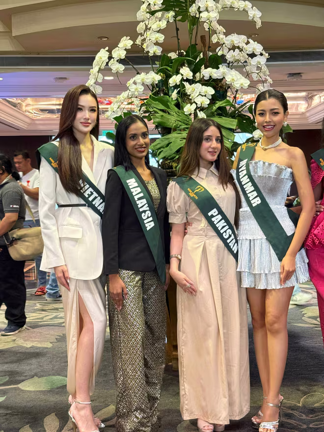 Trịnh Mỹ Anh cùng các thí sinh nước bạn tại Miss Earth 2025 Trịnh Mỹ Anh cùng các thí sinh nước bạn tại Miss Earth 2025