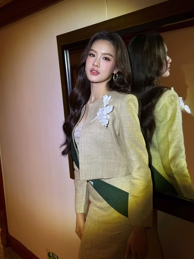 Bộ trang phục này được tạo nên từ sợi gai dầu tự nhiên, loại sợi được trồng và dệt thủ công bởi đồng bào dân tộc H’Mông Bộ trang phục này được tạo nên từ sợi gai dầu tự nhiên, loại sợi được trồng và dệt thủ công bởi đồng bào dân tộc H’Mông