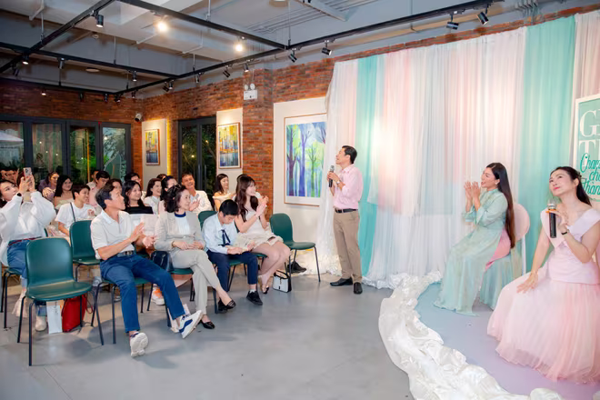 "Ông xã" của Thanh Thảo dành nhiều lời động viên và ủng hộ vợ trong cuộc sống cũng như trong sự nghiệp "Ông xã" của Thanh Thảo dành nhiều lời động viên và ủng hộ vợ trong cuộc sống cũng như trong sự nghiệp