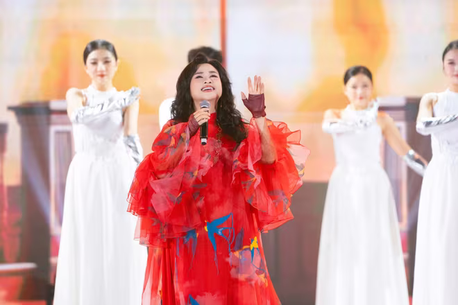 Diva Thanh Lam trình diễn trong đêm Chung kết Hoa hậu Sinh viên Việt Nam 2025 Diva Thanh Lam trình diễn trong đêm Chung kết Hoa hậu Sinh viên Việt Nam 2025