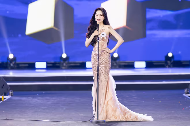 Thí sinh Hoàng Ngọc Như trong phần trả lời ứng xử Thí sinh Hoàng Ngọc Như trong phần trả lời ứng xử