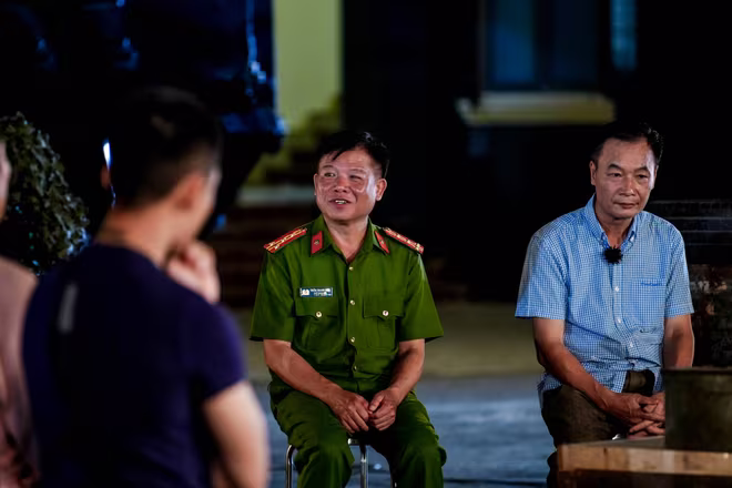 Các chiến sĩ ngồi lại cùng nhau, chia sẻ về cuộc chia ly đẫm nước mắt của những người đồng đội sau trận đánh Các chiến sĩ ngồi lại cùng nhau, chia sẻ về cuộc chia ly đẫm nước mắt của những người đồng đội sau trận đánh
