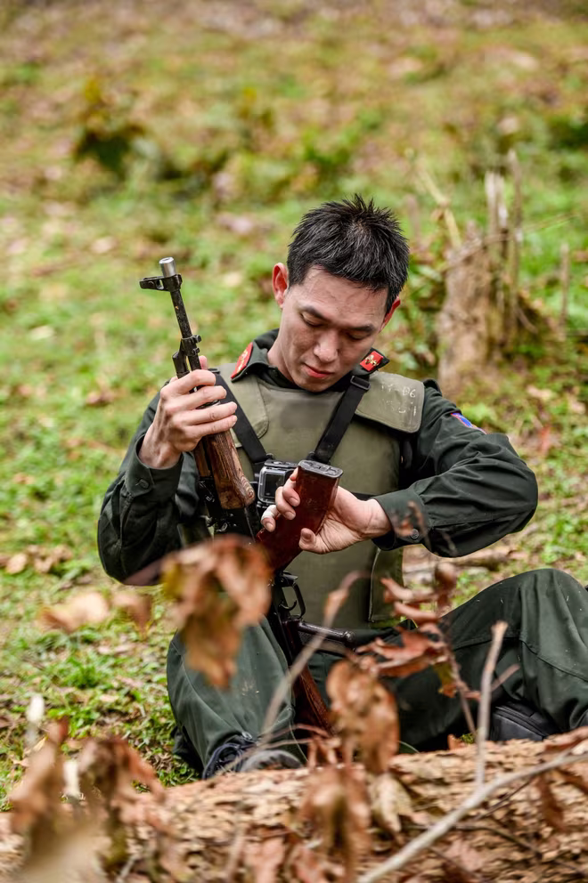 Các nghệ sĩ tham gia "Chiến sĩ quả cảm" phải trải qua bài huấn luyện bắn đạn thật với súng AK-47 đòi hỏi sự tập trung cao độ Các nghệ sĩ tham gia "Chiến sĩ quả cảm" phải trải qua bài huấn luyện bắn đạn thật với súng AK-47 đòi hỏi sự tập trung cao độ