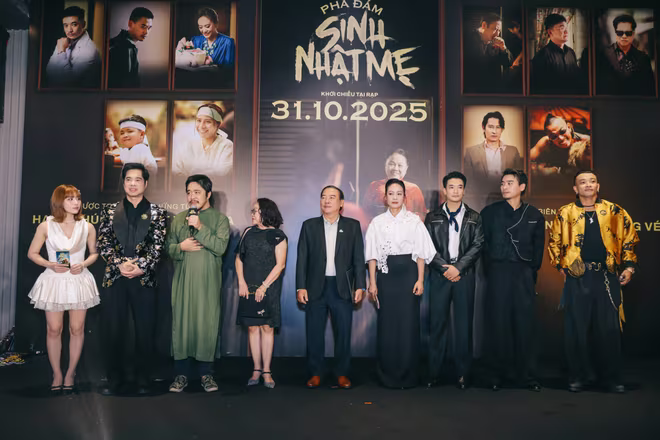 Đạo diễn Nguyễn Thanh Bình và dàn diễn viên của "Phá đám: Sinh nhật mẹ" tại buổi công chiếu Đạo diễn Nguyễn Thanh Bình và dàn diễn viên của "Phá đám: Sinh nhật mẹ" tại buổi công chiếu