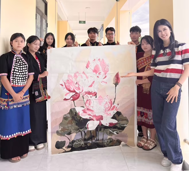 Bức tranh hoa sen đặc biệt của dự án "54 Dân tộc Việt Nam" Bức tranh hoa sen đặc biệt của dự án "54 Dân tộc Việt Nam"