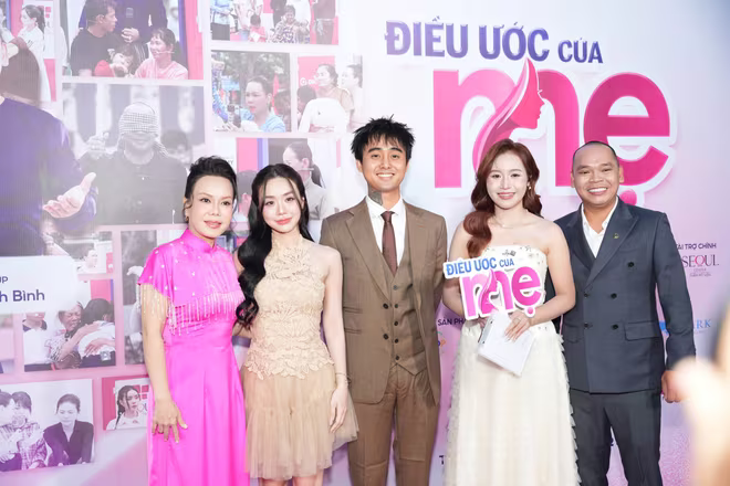 Vợ chồng ca sĩ Đạt G tại sự kiện cùng Việt Hương và các khách mời