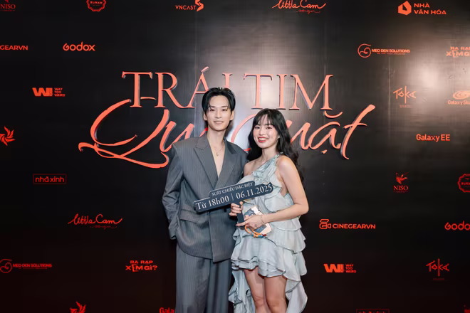 Trần Ngĩa và Khánh Vân trên thảm đỏ ra mắt &quot;Trái tim què quặt&quot;