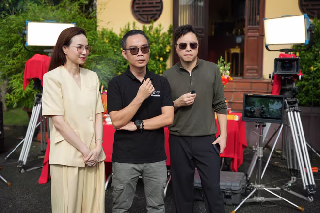 Biên kịch Đức Nguyễn lần đầu ngồi ghế đạo diễn với sự cộng tác của Victor Vũ trong vai trò Giám đốc sáng tạo