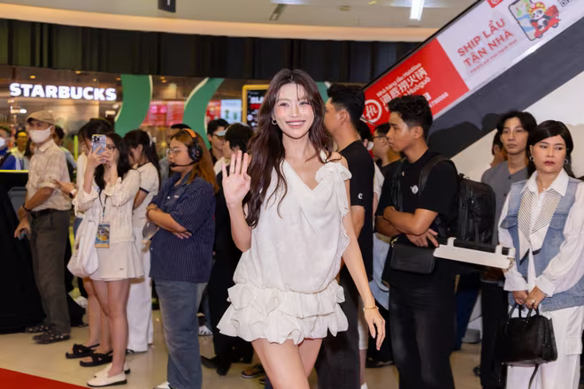 Á hậu Quỳnh Châu rạng rỡ xuất hiện sau đám cưới Á hậu Quỳnh Châu rạng rỡ xuất hiện sau đám cưới