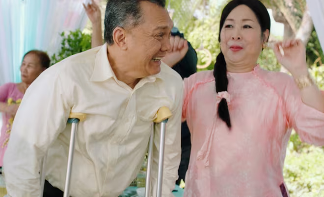 NSND Hồng Vân và NSƯT Hữu Châu trong phim &quot;Cưới vợ cho cha&quot;