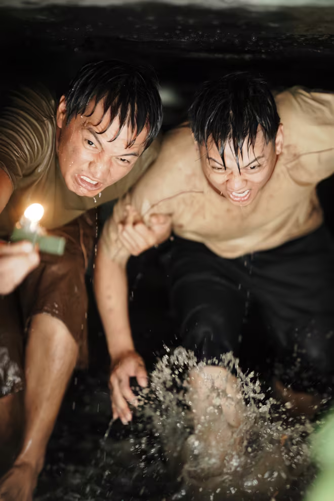 Quang Tuấn và Hoài Lâm phải ở dưới cống nhiều giờ để hoàn thành cảnh quay Quang Tuấn và Hoài Lâm phải ở dưới cống nhiều giờ để hoàn thành cảnh quay