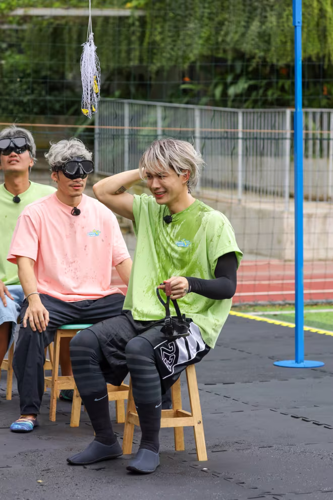 Anh Tú Atus te tua sau phần thi của đội mình Anh Tú Atus te tua sau phần thi của đội mình