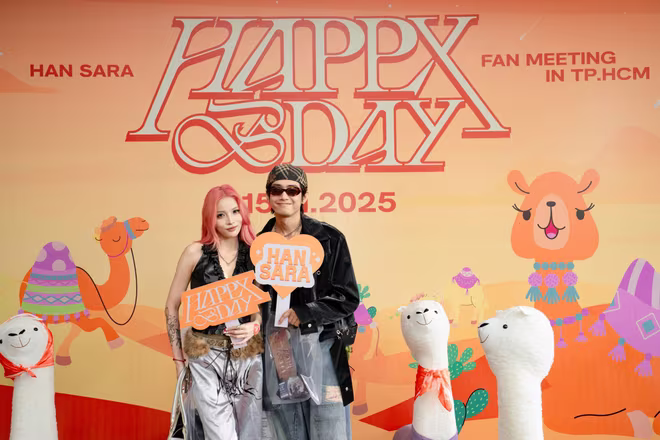 Bạn bè và nhiều khán giả đã đến chúc mừng và giao lưu cùng Han Sara Bạn bè và nhiều khán giả đã đến chúc mừng và giao lưu cùng Han Sara