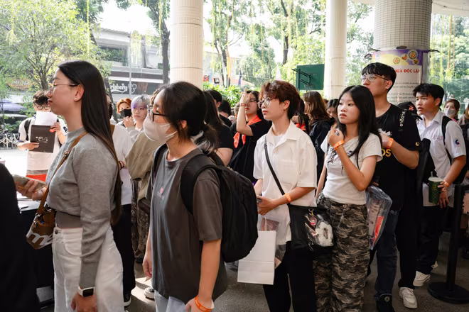 Rất đông các khán giả đã đến chờ để được gặp gỡ và giao lưu cùng Han Sara Rất đông các khán giả đã đến chờ để được gặp gỡ và giao lưu cùng Han Sara