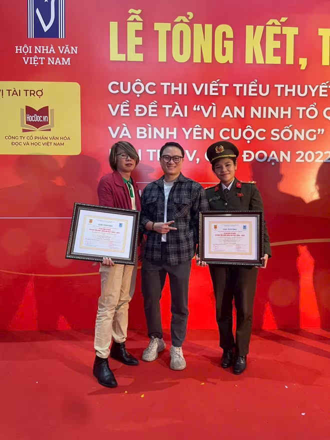 Thượng úy Đặng Lê Cát Tiên tại Lễ trao giải Cuộc thi viết tiểu thuyết và ký của Bộ Công an và Hội Nhà văn Việt Nam Thượng úy Đặng Lê Cát Tiên tại Lễ trao giải Cuộc thi viết tiểu thuyết và ký của Bộ Công an và Hội Nhà văn Việt Nam