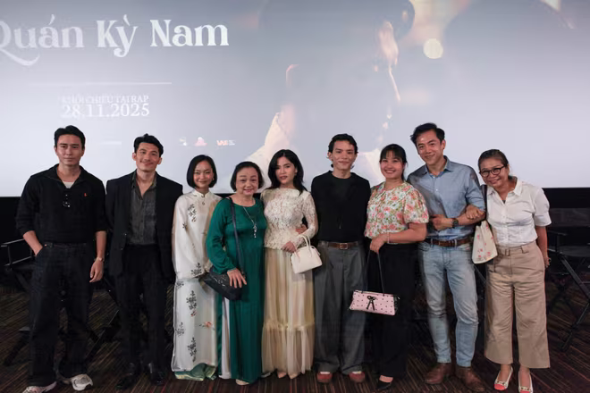 Đạo diễn Leon Lê cùng các diễn viên của &quot;Quán Kỳ Nam&quot;