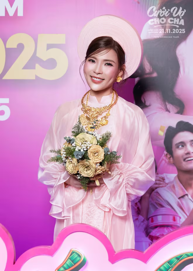 Diễn viên Thuý Diễm rạng rỡ trên thảm đỏ