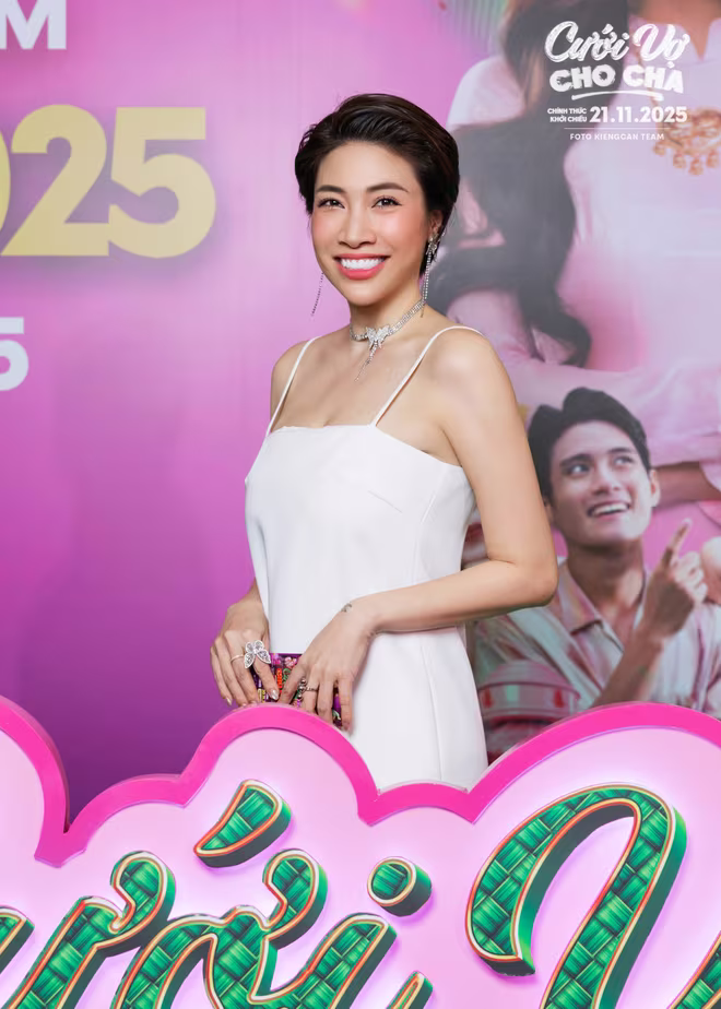 Ca sĩ Pha Lê xuất hiện rạng rỡ