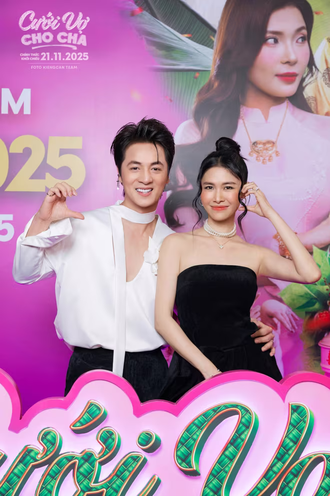 Vợ chồng Đăng Khôi - Thuỳ Anh tình cảm tại sự kiện. Sau chương trình &quot;Anh trai vượt ngàn chông gai&quot;, Đăng Khôi xuất hiện nhiều hơn trong mọi hoạt động và luôn nhận được sự đồng hành ủng hộ của vợ