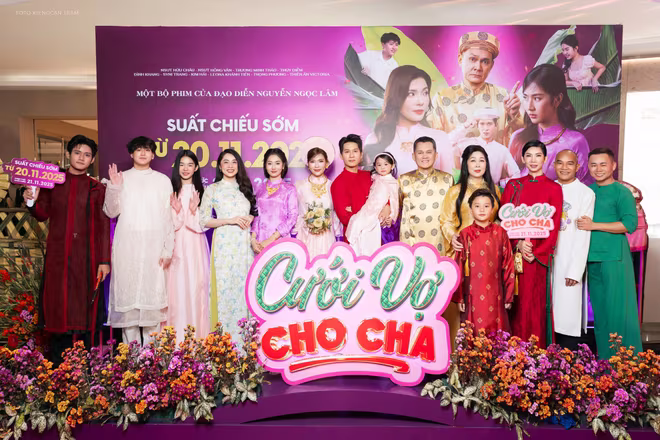 Đạo diễn Nguyễn Ngọc Lâm và dàn diễn viên của &quot;Cưới vợ cho cha&quot;