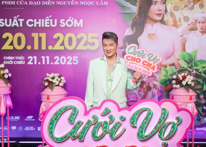 Ca sĩ Đàm Vĩnh Hưng đến ủng hộ vợ chồng Xuân Lan và ekip