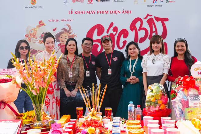 Đạo diễn Khoa Nguyên và dàn diễn viên trong ngày khai máy bộ phim "Sức bật trái tim" Đạo diễn Khoa Nguyên và dàn diễn viên trong ngày khai máy bộ phim "Sức bật trái tim"