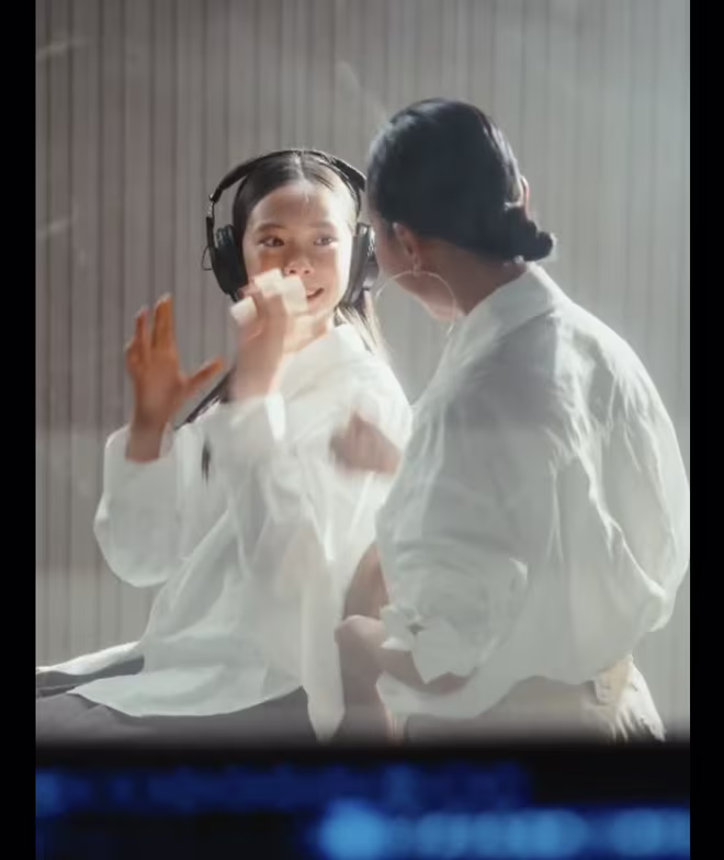 Hai mẹ con Đoan Trang trong phòng thu