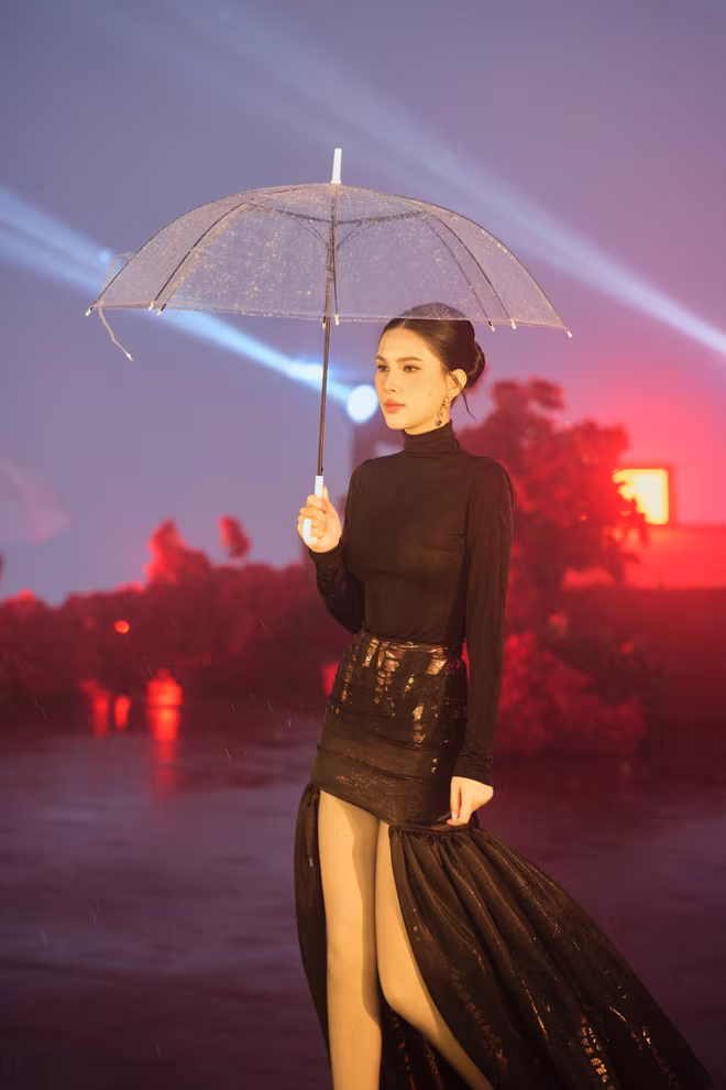 Á hậu Linh An mở màn cho BST của NTK Adrian Anh Tuấn