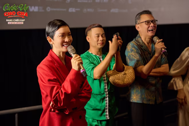 Nhà sản xuất Xuân Lan cùng các diễn viên giao lưu cùng khán giả miền Tây