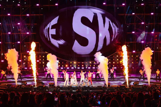 Nhóm Nhà Trẻ trên sân khấu live concert SKYNOTE 2025