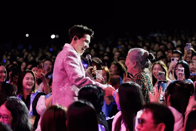 Quốc Thiên xuống phía dưới sân khấu để giao lưu cùng khán giả