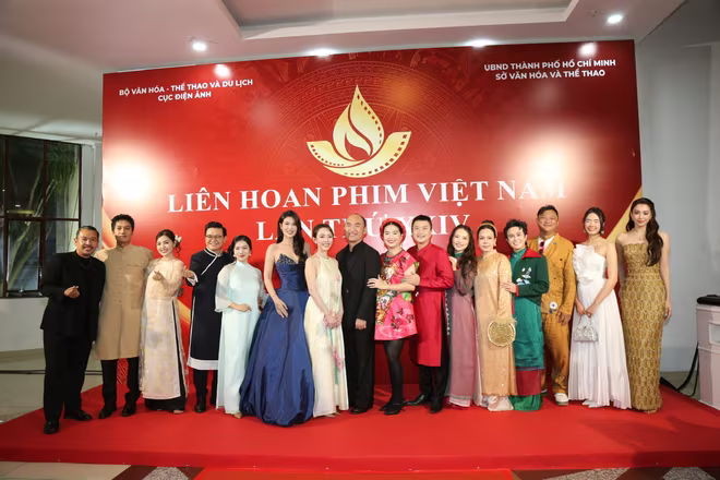 Các nghệ sĩ hội ngộ tại Lễ bế mạc Liên hoan phim Việt Nam