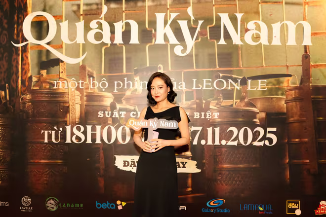 Diễn viên Hồng Ánh trên thảm đỏ ra mắt &quot;Quán Kỳ Nam&quot;. Bộ phim đem đến một lát cắt sống động về Sài Gòn thập niên 1980, nơi đã mở ra mối quan hệ giữa Khang và Kỳ Nam, được xem là một trong những tuyến cảm xúc đẹp nhất, buồn nhất và “chạm” nhất của phim Việt thời gian gần đây