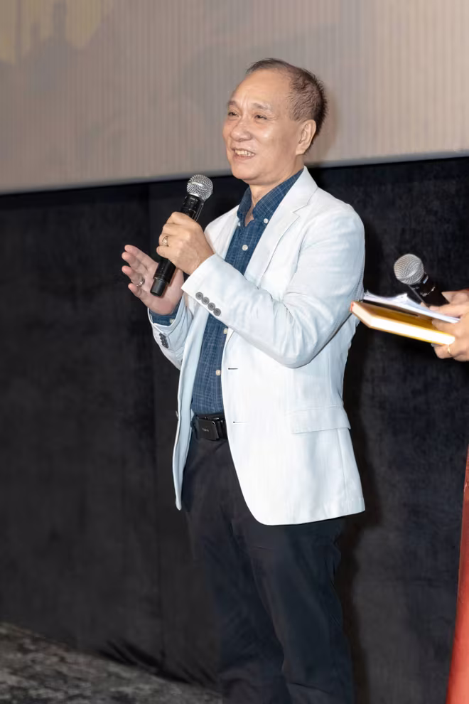 Nhà văn Hồng Thái chia sẻ tại sự kiện Nhà văn Hồng Thái chia sẻ tại sự kiện