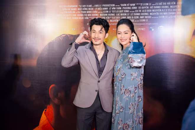 Cặp đôi diễn viên chính của &quot;Quán Kỳ Nam&quot; tạo dáng nhí nhảnh tại sự kiện