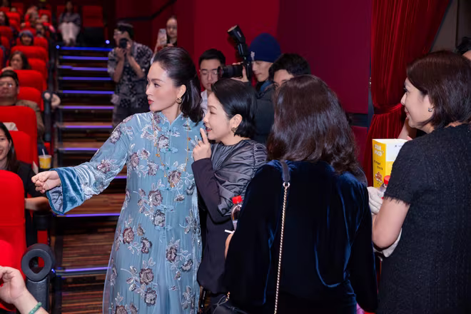 Diva Mỹ Linh được diễn viên Đỗ Hải Yến đưa vào tận ghế ngồi