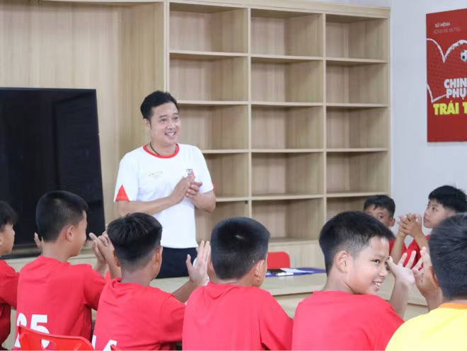 Huấn luyện viên Hồng Sơn cùng các cầu thủ nhí trong chương trình