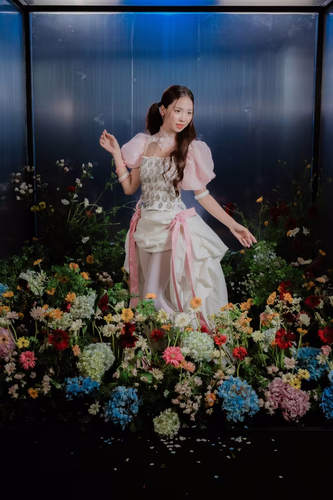 Ngô Trúc Linh khoe vẻ đẹp trong sáng, trẻ trung của tuổi đôi mươi Ngô Trúc Linh khoe vẻ đẹp trong sáng, trẻ trung của tuổi đôi mươi