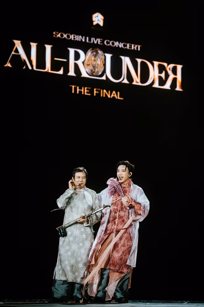 Soobin và bố - NSND Huỳnh Tú - trên sân khấu chương trình